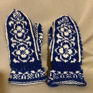 Vintage Pair Handmade Scandinavian Blue and White Mittens